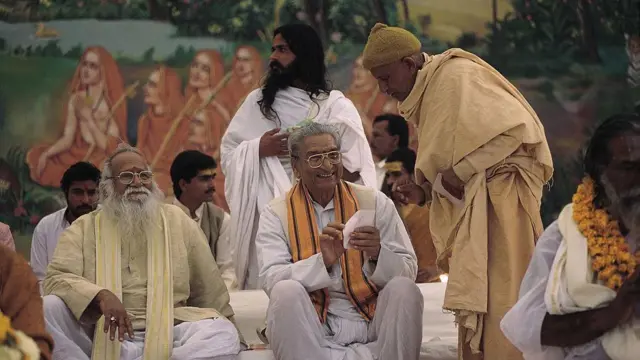 রামমন্দিরের সমর্থনে বিশ্ব হিন্দু পরিষেদের সভা। মঞ্চে উপবিষ্ট গিরিরাজ কিশোর (বাঁয়ে) ও অশোক সিংঘল