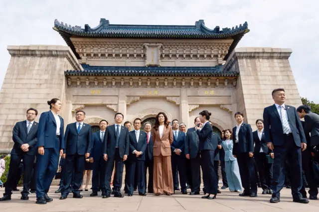 这次随行访中有13人,包括三位国民党副主席,以及创造“九二共识”一词的前国安会秘书长苏起,但没有台湾立委或地方民意代表随团。