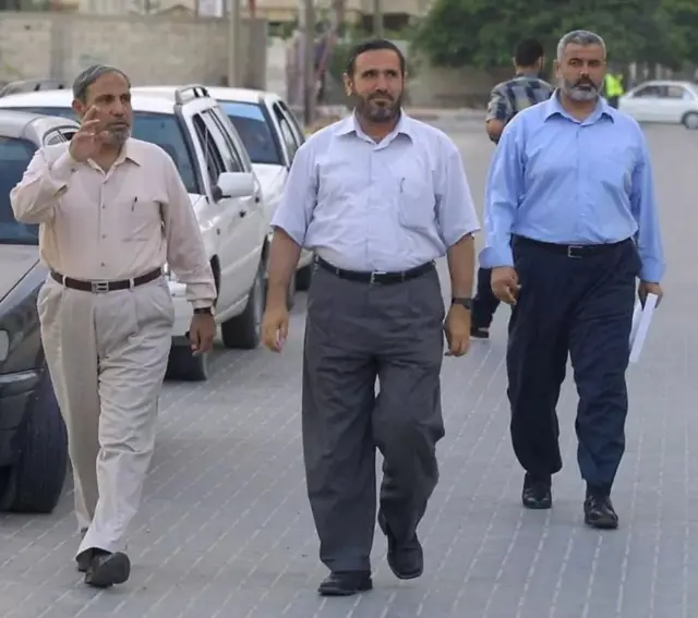 Ismail Abu Shanab (katikati) 