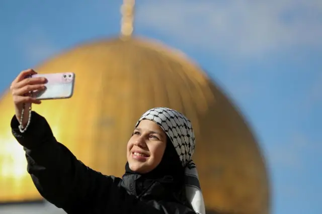 Dubartii Paalestaayin  masjiida al-Aqsatti Baha Yerusaalemitti argamutti suura of kaastu, Bakki kun  amantii Islaamaa keessatti bakka qulqulluu isa sadaffaadha.