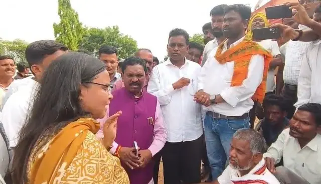 जपतलाई आश्रमशाळेतील घटनेनंतर दौऱ्यावर आलेल्या अधिकाऱ्यांना जाब विचारताना संतप्त नागरिक