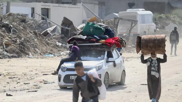 Filistinliler İsrail'in hava saldırılarının ardından Gazze Şeridi'nin doğu kesimini terk ediyor.