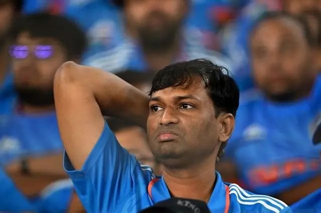 ඕස්ට්‍රේලියානු පන්දු යවන්නන් විසින් පන්දු වාර 50ක් අවසානයේ දී ඉන්දීය ඉනිම ලකුණු 241 කට සීමා කිරීමට සමත් විය.