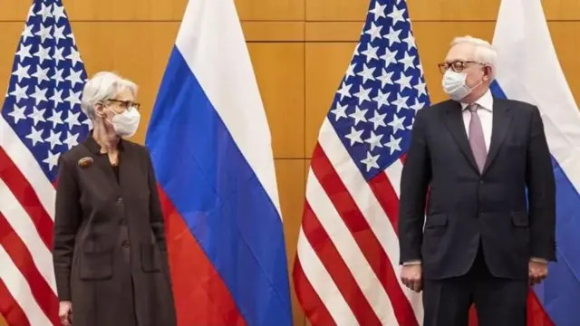 АКШнын мамкатчысынын орун басары Уэнди Шерман (слева) жана Россиянын тышкы иштер министринин орун басары Сергей Рябков Женевадагы сүйлөшүүлөрдө