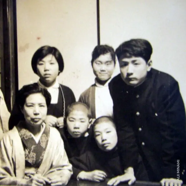 Aiji Minami bersama ibu dan saudara kandungnya.