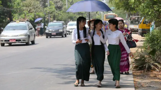 ၂၀၂၀ ခုနှစ်က တက္ကသိုလ်ဝင်တန်းစာမေးပွဲမှာတွေ့ရတဲ့ ကျောင်းသူတချို့