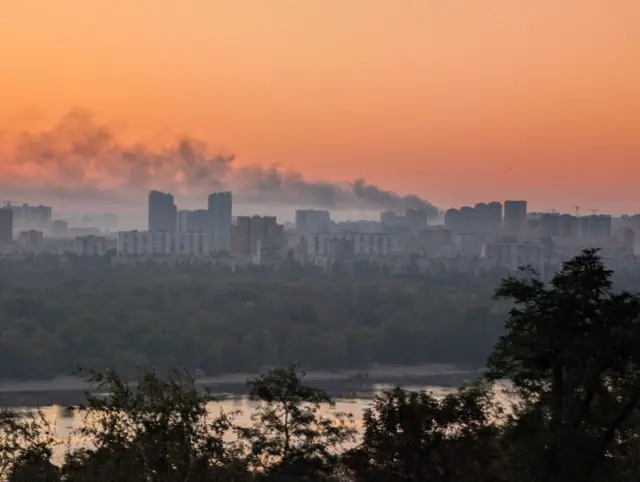 Хмари диму від пожеж та руйнувань під час нічної атаки на Київ