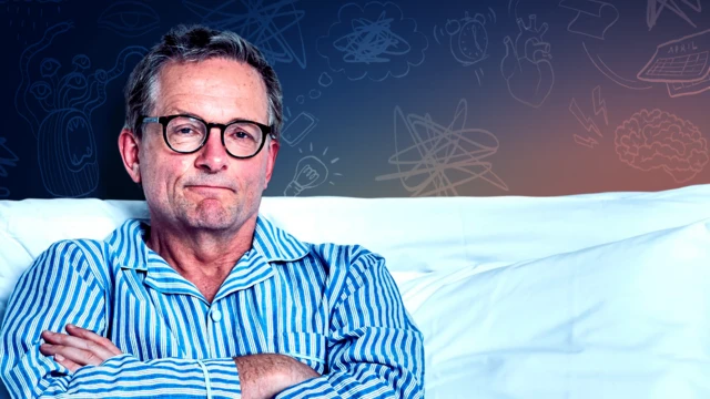 Доктор Майкл Мозли в пижаме в кровати