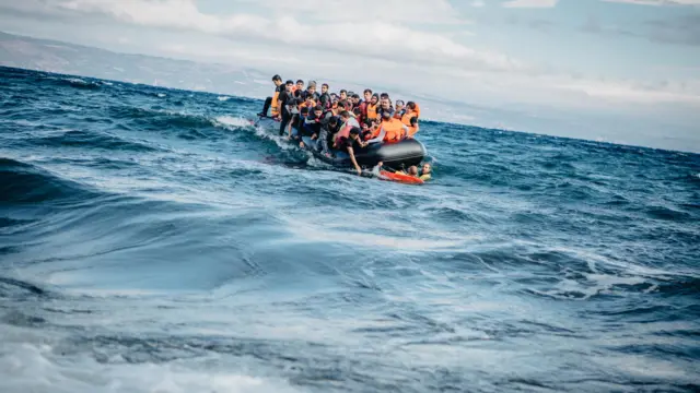 قایق مهاجران در آب‌های یونان