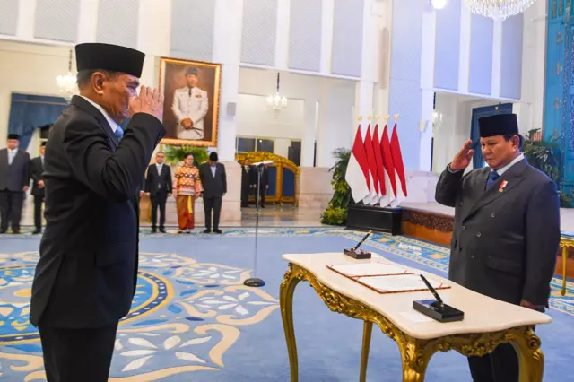Presiden Prabowo Subianto (kanan) membalas hormat Menteri Koordinator Bidang Politik dan Keamanan Djamari Chaniago (kiri) sebelum menandatangani dokumen pada acara pelantikan Menteri dan Wakil Menteri Negara Kabinet Merah Putih Dalam Sisa Masa Jabatan Periode Tahun 2024-2029 di Istana Negara, Jakarta, Rabu (17/9/2025).