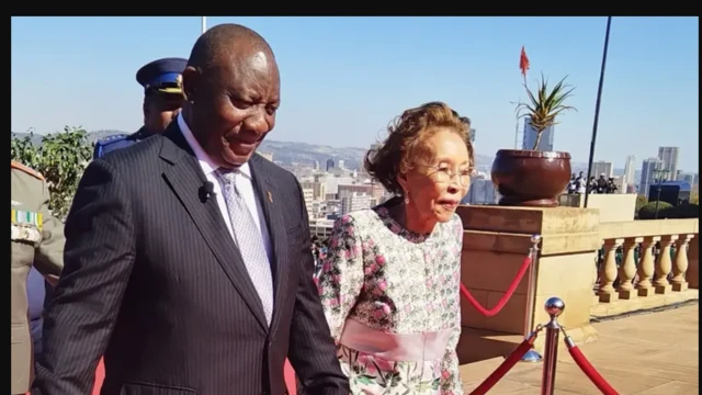Aworan Aarẹ Ramaphosa ati iya agba kan
