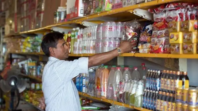 বাংলাদেশের সাধারণ মানুষ বলছেন, আয়ের সাথে তারা ব্যয়ের তাল মিলিয়ে উঠতে পারছেন না।