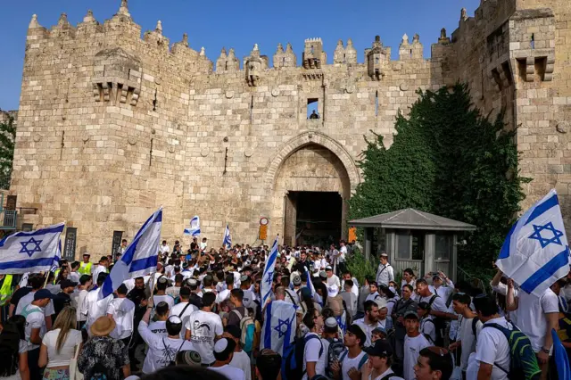 Israelíes celebran el Día de Jerusalén en la Puerta de Damasco.