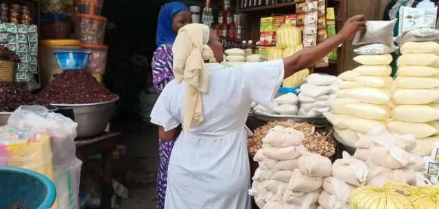 Une cliente devant un étal au marché