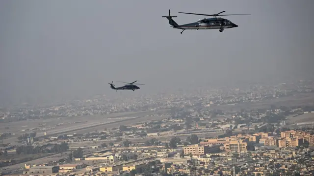Aralık 2024'te Bağdat üzerinde uçan Amerikan Blackhawk helikopterleri. 