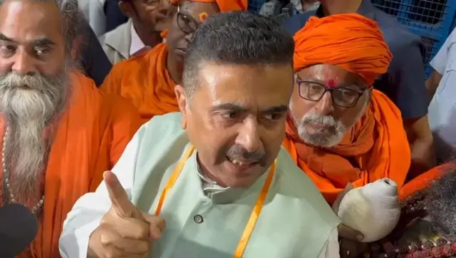 উপদূতাবাস থেকে বেরিয়ে সংবাদ মাধ্যমের সঙ্গে কথা বলছেন শুভেন্দু অধিকারী