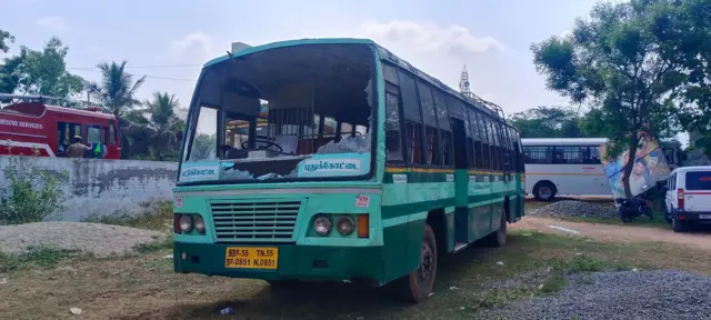 புதுக்கோட்டை: தீக்கிரையாக்கப்பட்ட வீடு, உடைக்கப்பட்ட பேருந்து - இரு சமூக இளைஞர்கள் மோதலில் நடந்தது என்ன?
