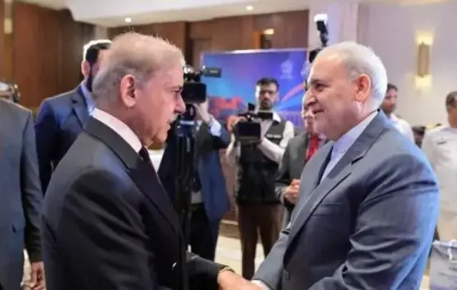 Reza Amiri Moghadam, Balozi wa Iran, na Shahbaz Sharif, Waziri Mkuu wa Pakistan