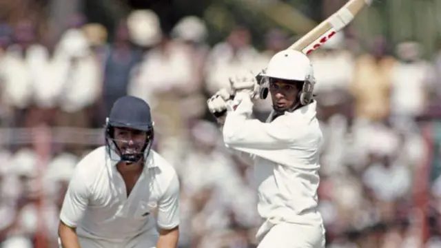 එංගලන්තය සමග පැවති පළමු ටෙස්ට් තරගයේදී අර්ජුණ රණතුංග පන්දුවට පහර දෙමින්