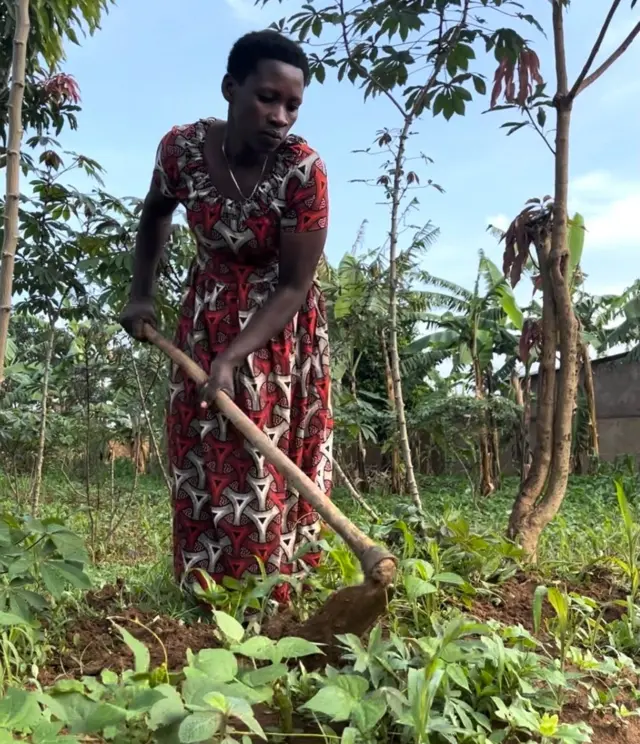 Chantal avuga ko 2,000Frw ahingira ku munsi atuma we n'abana be barya rimwe ku munsi, kandi bigatuma ahora mu madeni yo kugira ngo abone ibindi bya ngombwa nkenerwa