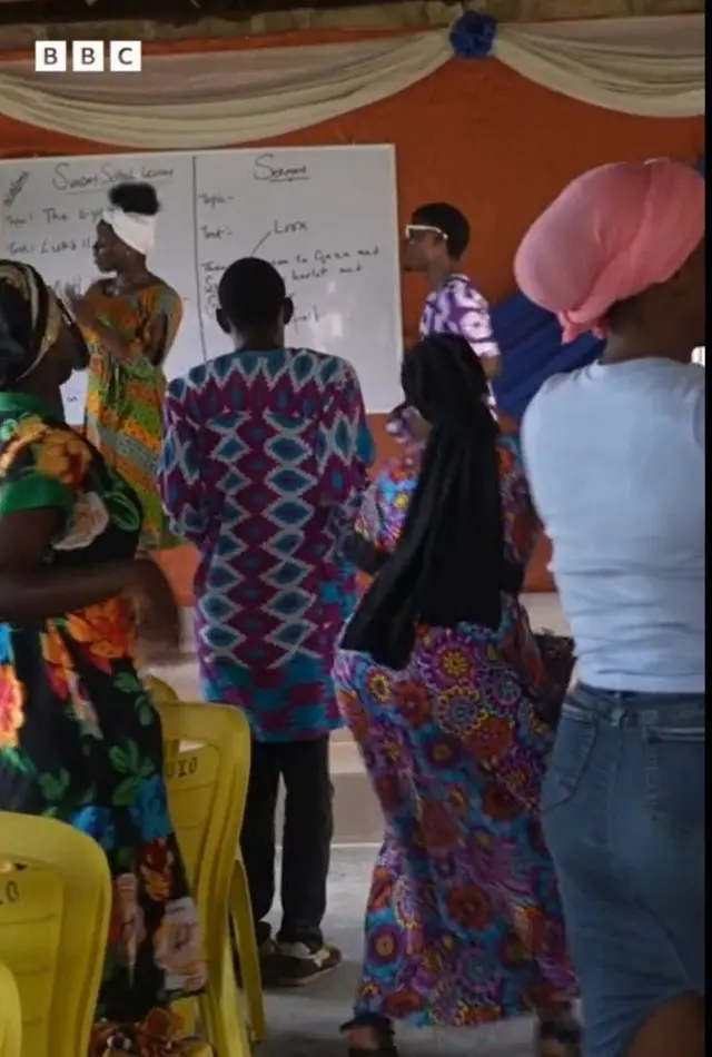Ọpọ awọn odi pejọ sinu ile ijọsin ti wọn ko ti pari kikọ rẹ