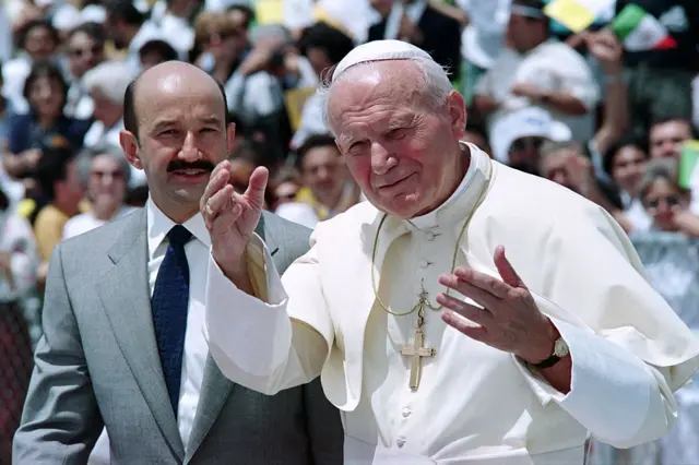 El Papa Juan Pablo II junto al entonces presidente mexicano, Carlos Salinas de Gortari, en 1993.