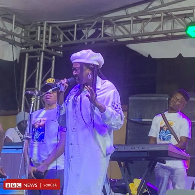 Ọkan lara awọn akọrin ẹmi to wa nibẹ