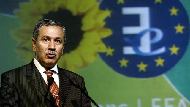 Dönemin TBMM Başkanı Arınç, 19 Ekim 2004'te , İstanbul'da düzenlenen Avrupa Yeşiller Partisi basın toplantısı sırasında konuşuyor. Arınç'ın arkasında Yeşiller hareketinin Ayçiçeği amblemi ve AB'nin bayrağı görülüyor.