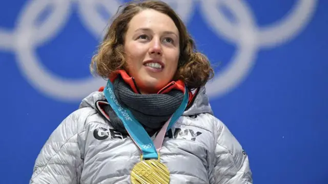 La medallista de oro de Alemania, Laura Dahlmeier, posa en el podio durante la ceremonia de entrega de medallas de la prueba de persecución femenina de 10 km de biatlón en la Plaza de Medallas de Pyeongchang durante los Juegos Olímpicos de Invierno de Pyeongchang 2018 en Pyeongchang el 13 de febrero de 2018.