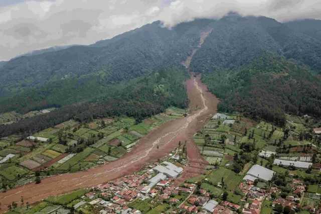 Foto udara kondisi lahan pertanian dan rumah warga yang terdampak bencana tanah longsor di Desa Pasirlangu, Cisarua, Kabupaten Bandung Barat, Jawa Barat, Minggu (25/1/2026). Berdasarkan hasil asesmen tim SAR gabungan hingga Minggu (25/1) pukul 10.00 WIB, sebanyak 34 Kepala Keluarga (KK) atau 113 jiwa terdampak bencana tanah longsor dengan rincian 23 orang selamat, 11 orang ditemukan meninggal dunia, dan 79 lainnya masih dalam pencarian. 
