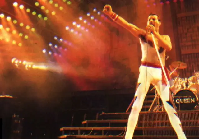 Fred Mercury no palco do Rock in Rio 1, ele veste calça branca