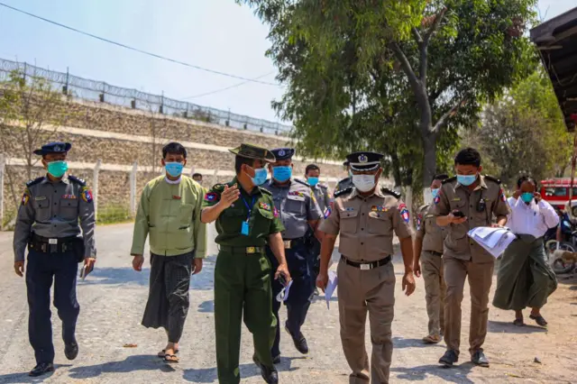 မန္တလေးအိုးဘိုအကျဉ်းထောင် တာဝန်ရှိသူတွေ (ပုံဟောင်း)