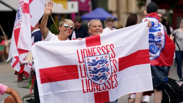 Torcedoras da Inglaterra mostram bandeira 