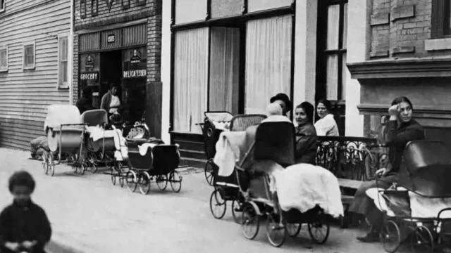 Women and men with prams in front of the clinic