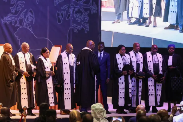 Les membres du Conseil constitutionnel du Sénégal saluant le président Bassirou Diomaye Faye lors de son prestation de serment
