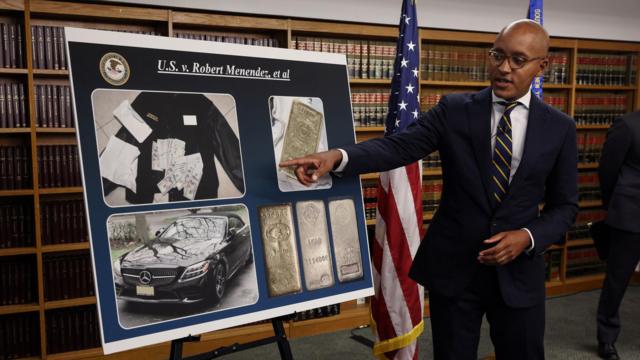 Прокуроры показали журналистам доказательства обвинений против Менендеса: деньги, золотые слитки и дорогой автомобиль