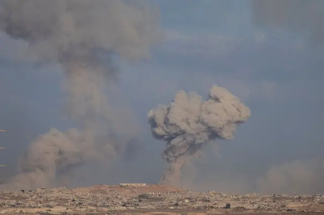 Columnas de humo se levantan sobre la Ciudad de Gaza