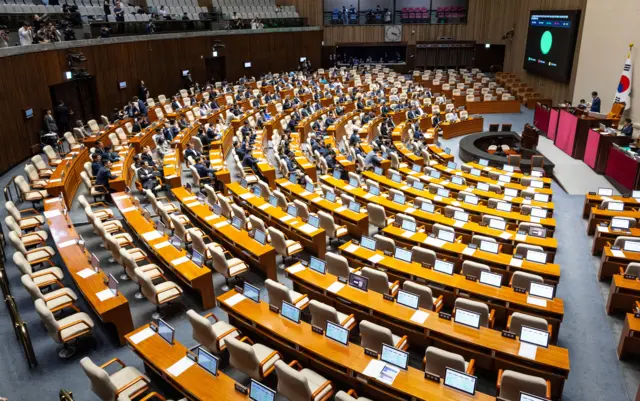 31일 서울 여의도 국회 본회의장에서 검찰의 직접 보완수사권을 폐지하는 형사소송법 개정안이 민주당 주도로 가결됐다