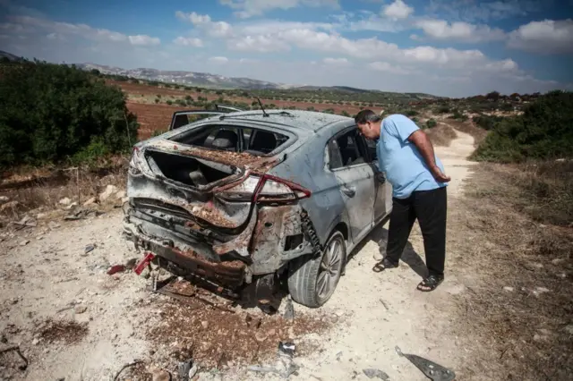 Un palestino observa un auto destruido por un ataque israelí a las afueras de Yenín. 