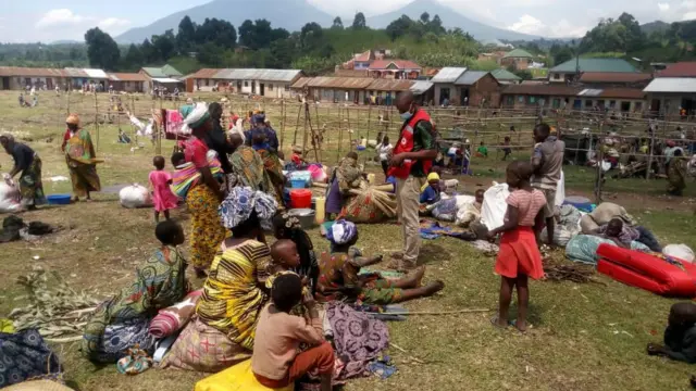 Abaturage bakambitse ku isoko rya Bunagana ku ruhande rwa Uganda nyuma yo guhunga ku cyumweru