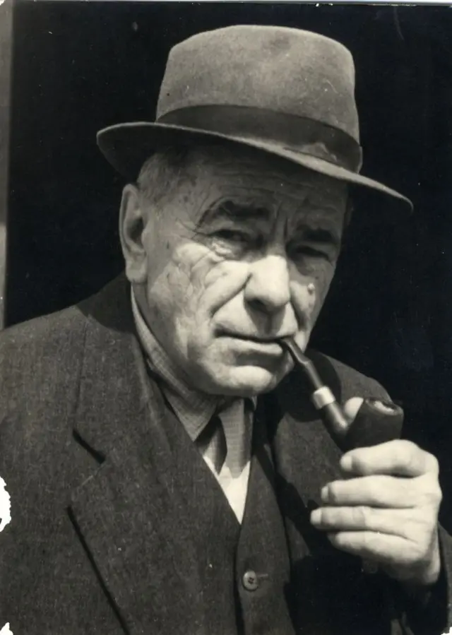 Ernest Bošnjak u starosti sa lulom i tamnim šeširom