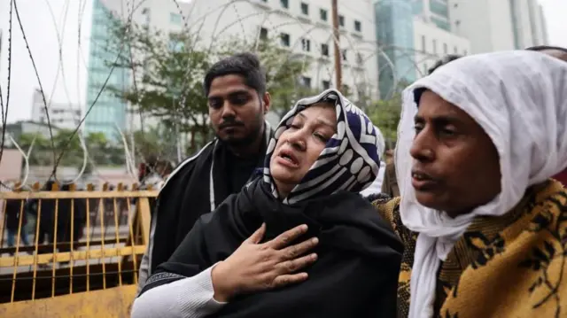 هوادران ضیا در بیرون از شفاخانه اورکر، در داکا، جایی که او در آن درگذشت، سوگواری میکنند.