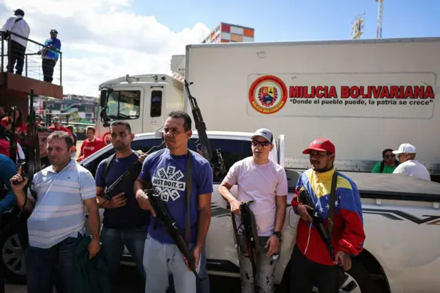 Civiles venezolanos portando rifles de guerra.