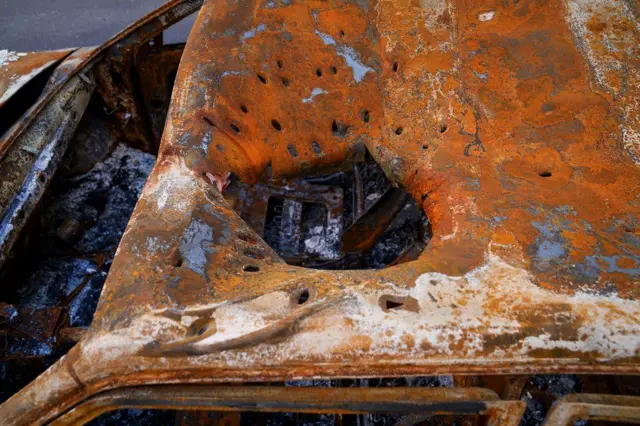 Igisenge cy'imodoka cyangijwe n'ikimanyu cy'igisasu 