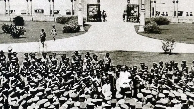 การปฏิรูปการปกครอง ซึ่งนำโดย "คณะราษฎร" เมื่อปี พ.ศ. 2475 เป็นจุดเปลี่ยนผ่านของประเทศไทยจากการปกครองระบอบสมบูรณาญาสิทธิราชย์ มาสู่การปกครองระบอบประชาธิปไตย