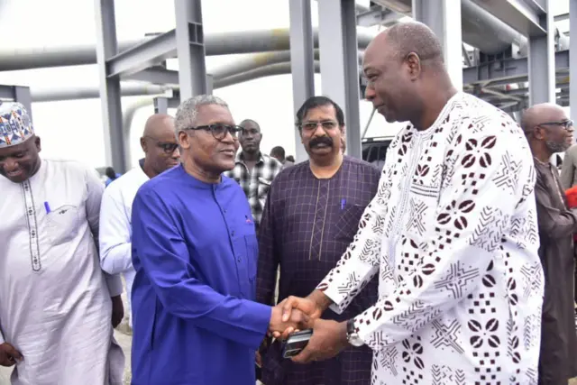 Aworan Dangote pẹlawọn olori ileeṣẹ iroyin kan ni Naijiria.