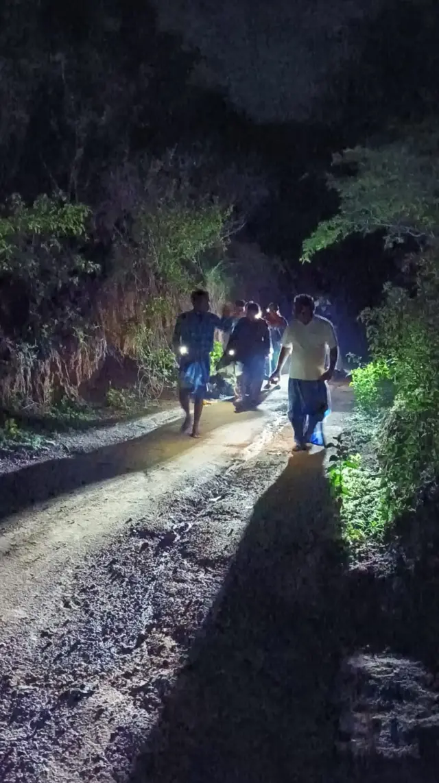 சாலை வசதி இல்லாத கிராமம்