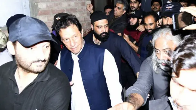 तोशाखाना मामले में पूर्व प्रधानमंत्री इमरान ख़ान को अगले पांच साल के लिए चुनाव लड़ने के लिए अयोग्य क़रार दिया गया है.