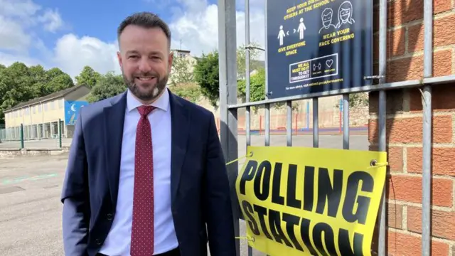 Onyeisi na otu ndọrọndọrọ ọchịchị Social Democratic and Labour Party (SDLP) bụ Colum Eastwood turu vootu ya na ụtụtụ na ụlọakwụkwụkọ ọtaakara dị na Londonderry n'ime Northern Ireland.