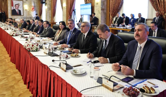 AKP üyeleri komisyonda sıra halinde oturuyor